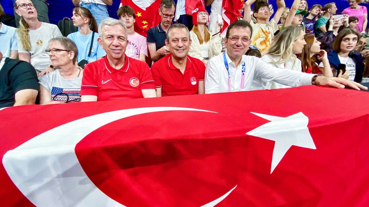 Özgür Özel'den tarih yazan Filenin Sultanlarına tebrik: İyi ki varsınız
