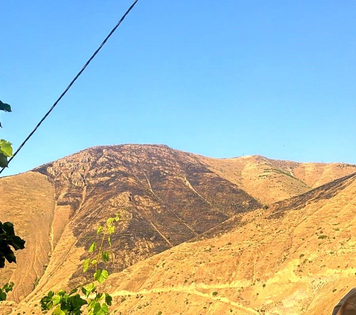 Elazığ'da dağlık alanda çıkan yangın söndürüldü