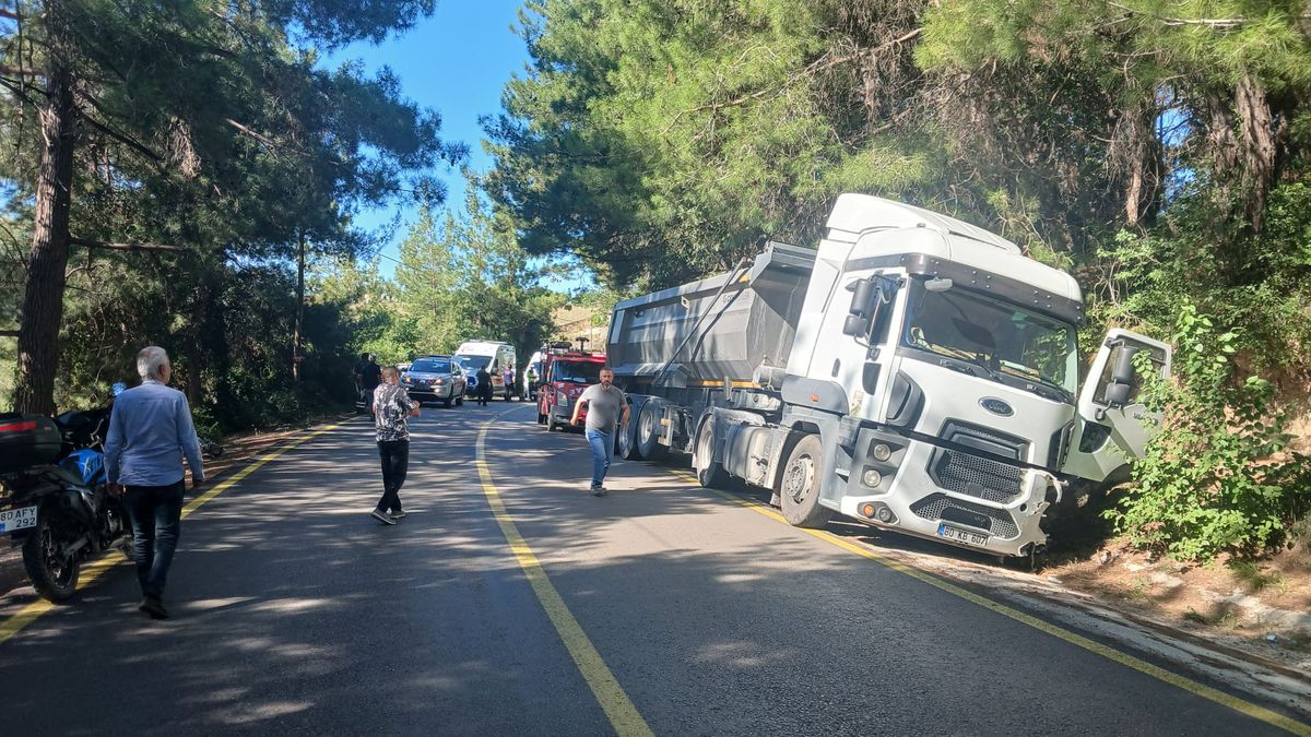 Kadirli'de Hafriyat Kamyonu ile Otomobil Çarpıştı: 1 Ölü, 2 Yaralı
