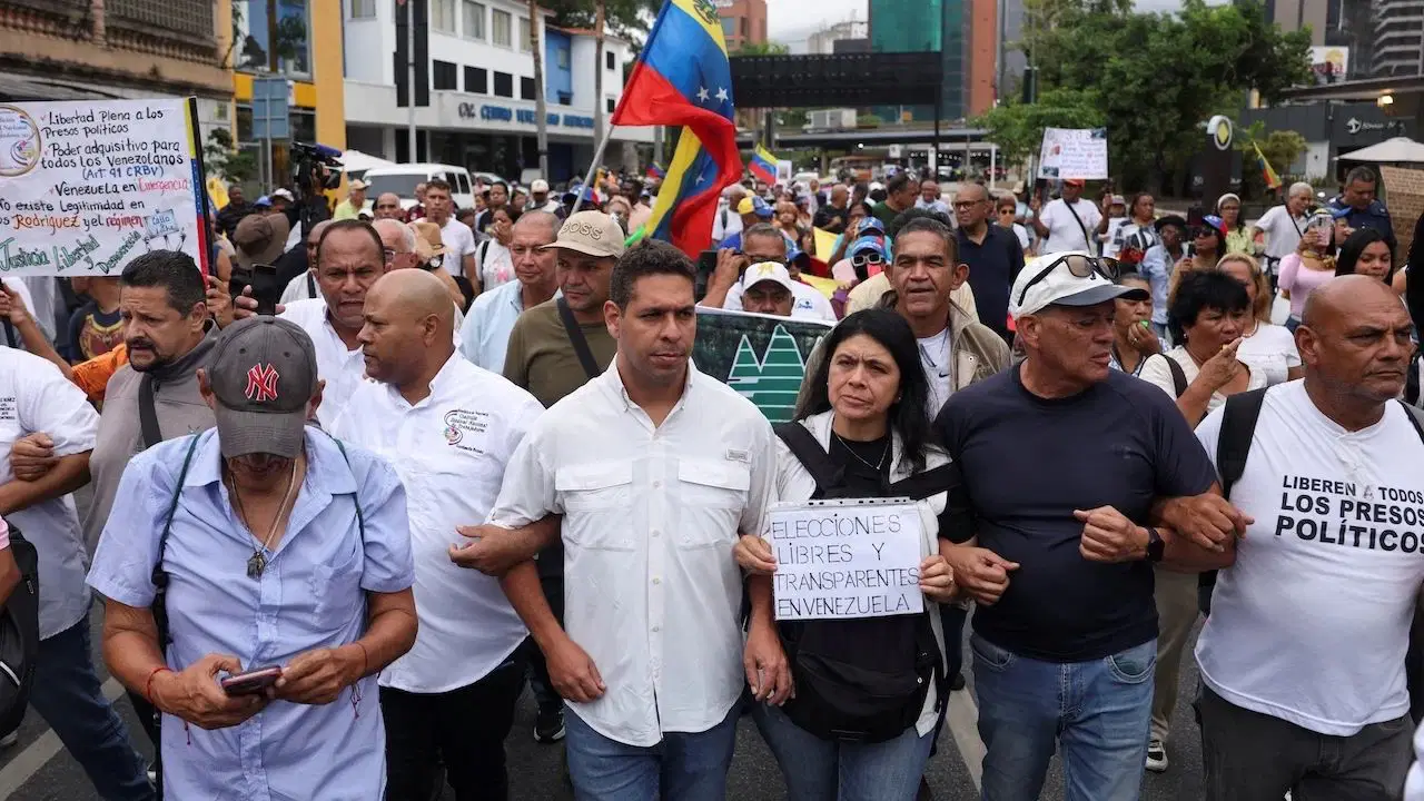 Venezuela’da seçim çağrısı: ABD Büyükelçiliği’ne yürüdüler