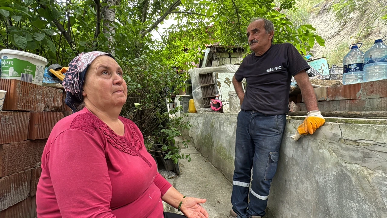 Heyelan sonrası eve girmeye korkuyorlar: 'Gidecek yerimiz yok'