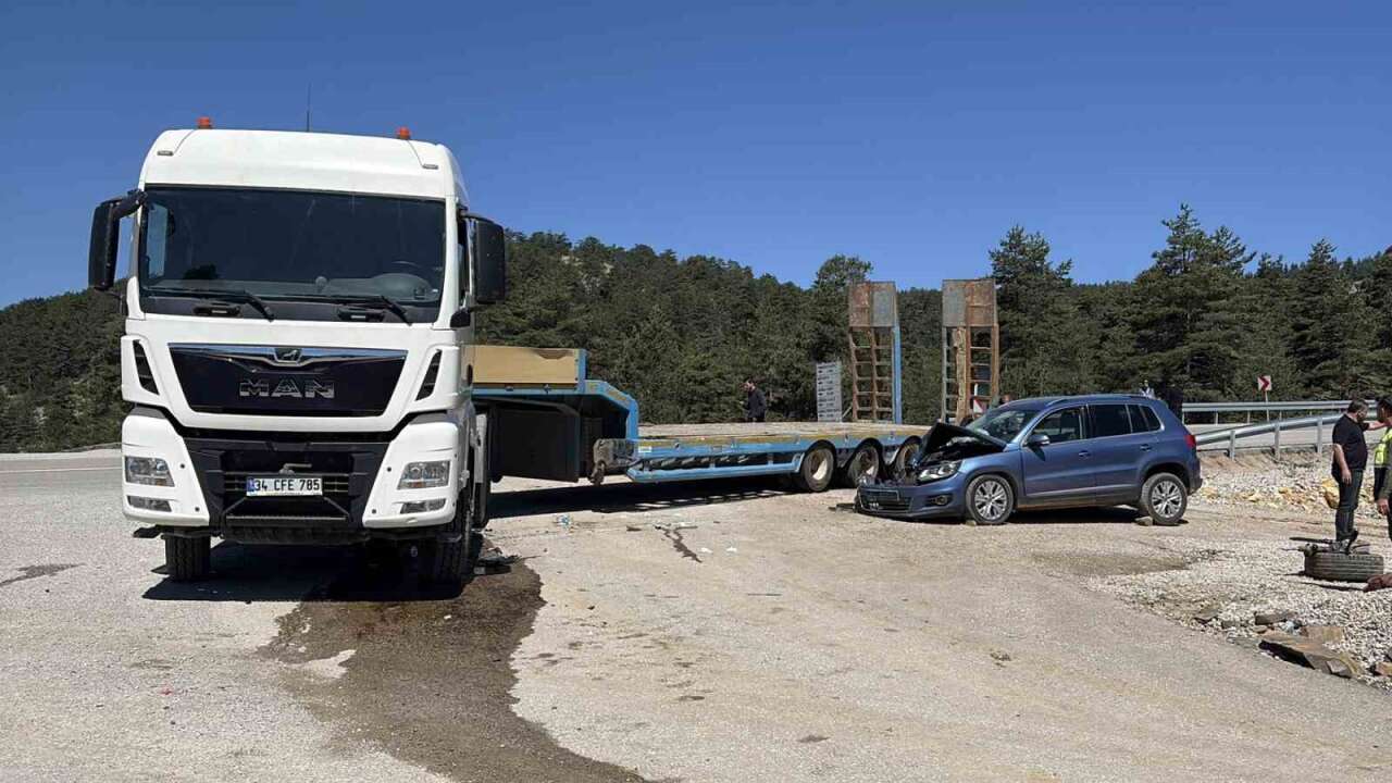 Kastamonu’da otomobil ile tırın çarpışması sonucu 4 kişi yaralandı