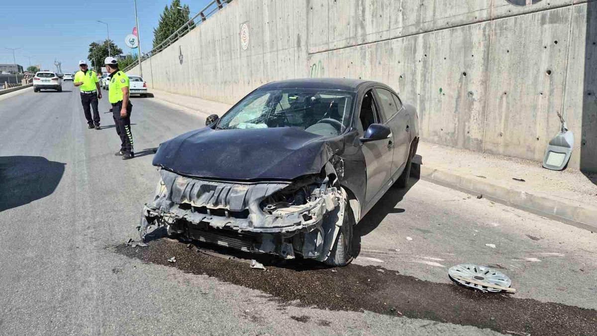 Lastiği patlayan otomobil kaza yaptı: 1 yaralı