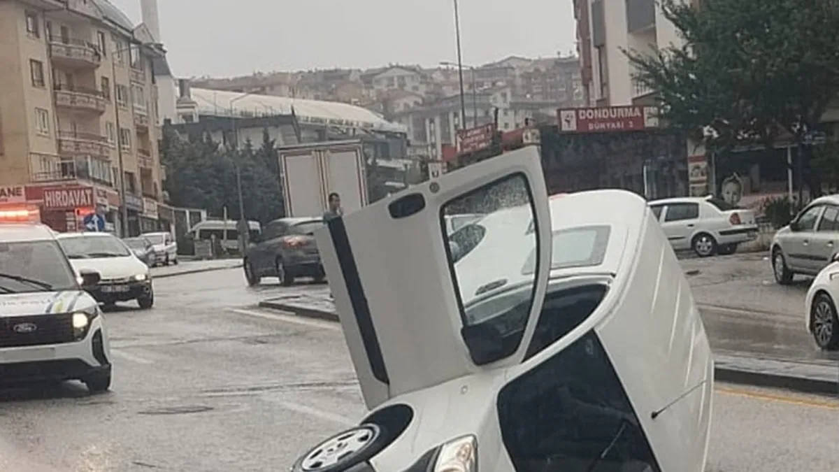 Ankara'da sel felaketi! Yol çöktü araçlar çukura düştü…