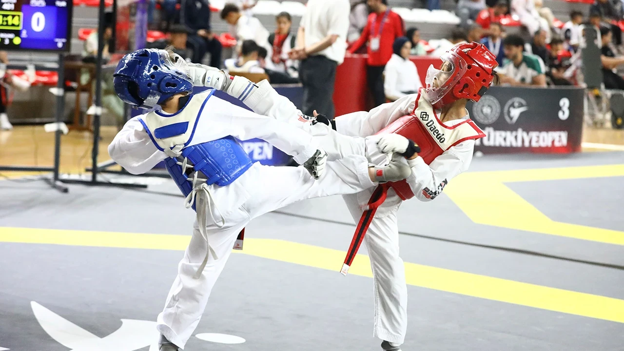 Sivas'ta Mücahit Yancı Doğu Grubu Taekwondo Şampiyonası heyecanı başladı