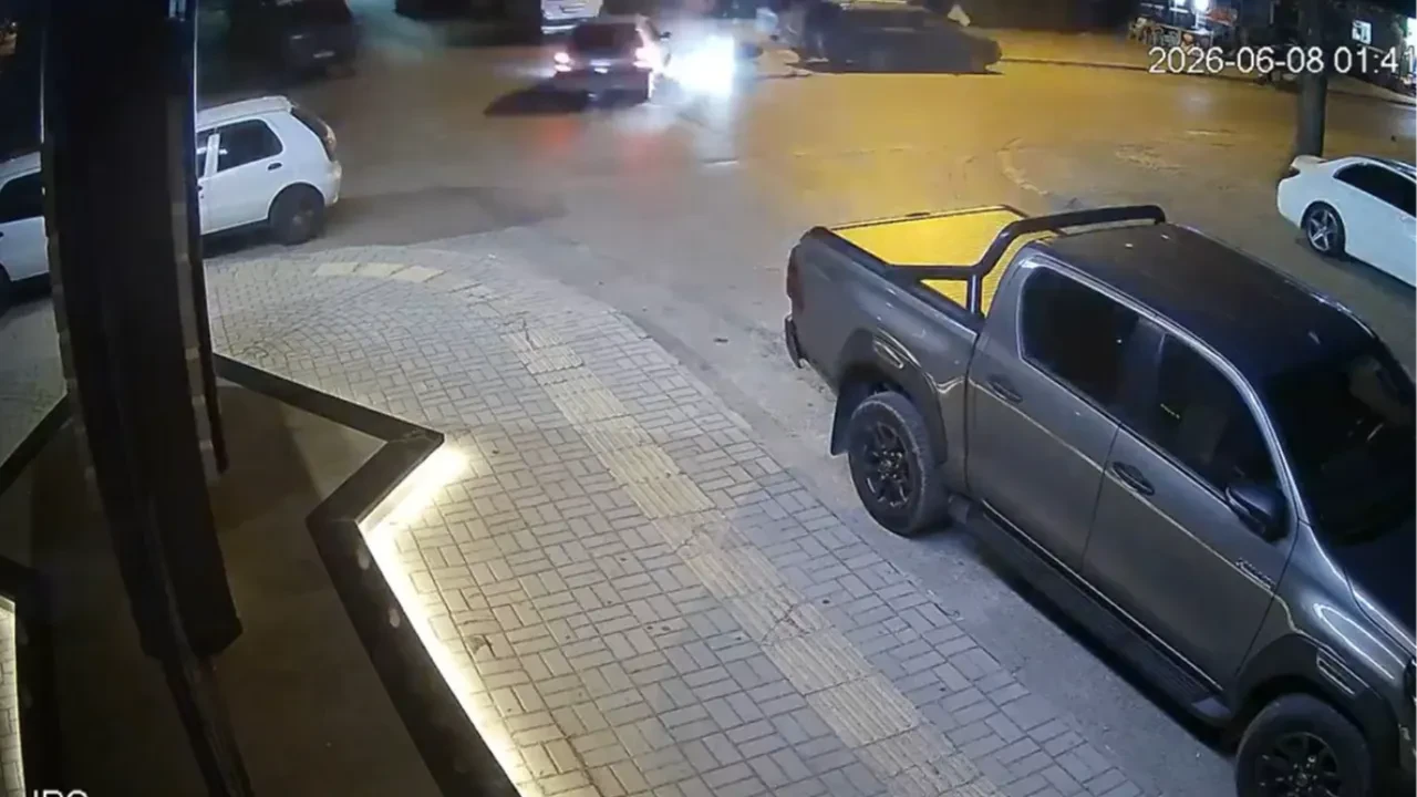 Antalya'da feci kaza! Metrelerce uçup park halindeki aracın bagajına çarptı: O anlar kamerada