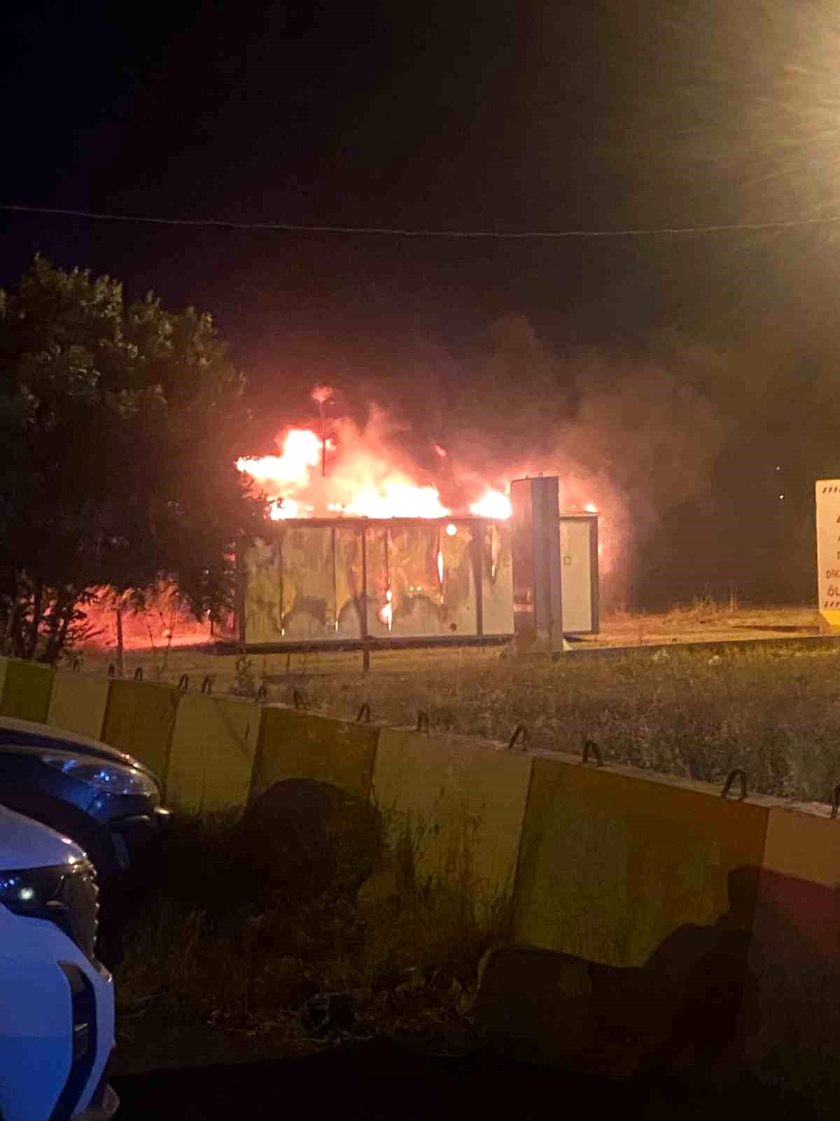 Hatay'da alevlere teslim olan konteyner kullanılamaz hale geldi