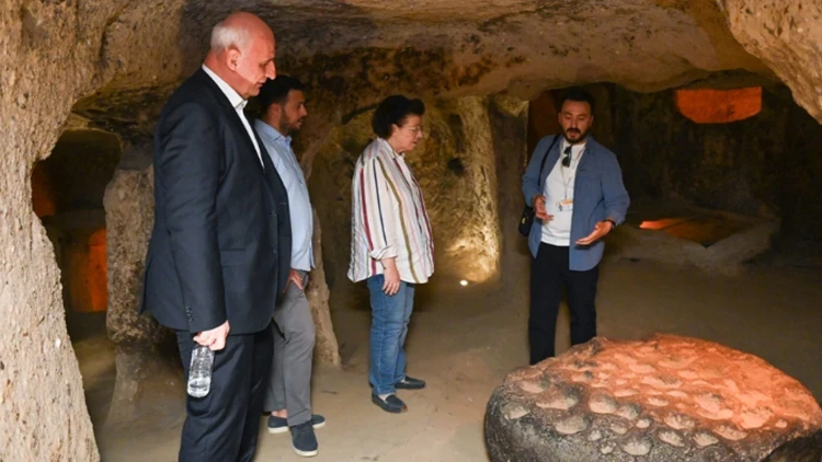 Yunan bakan Kapadokya turunda