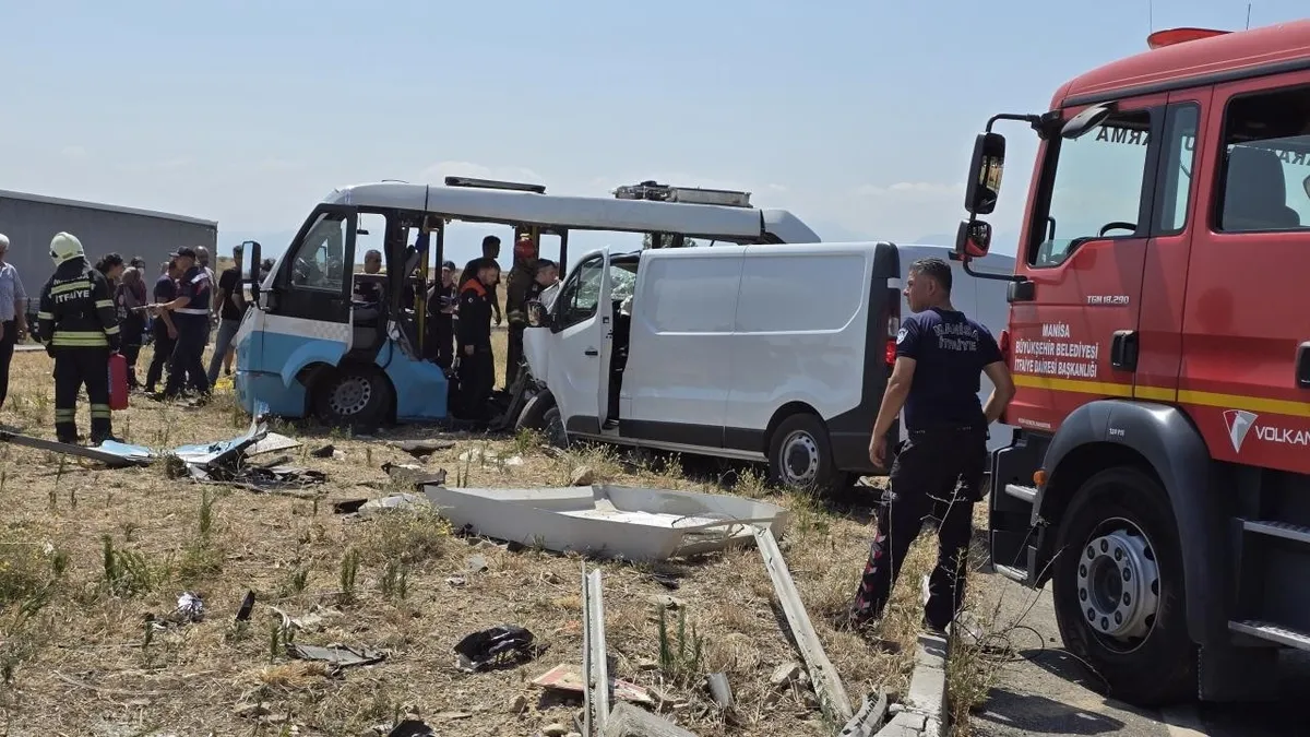 Midibüs ile panelvan çarpıştı! Ölü ve yaralılar var