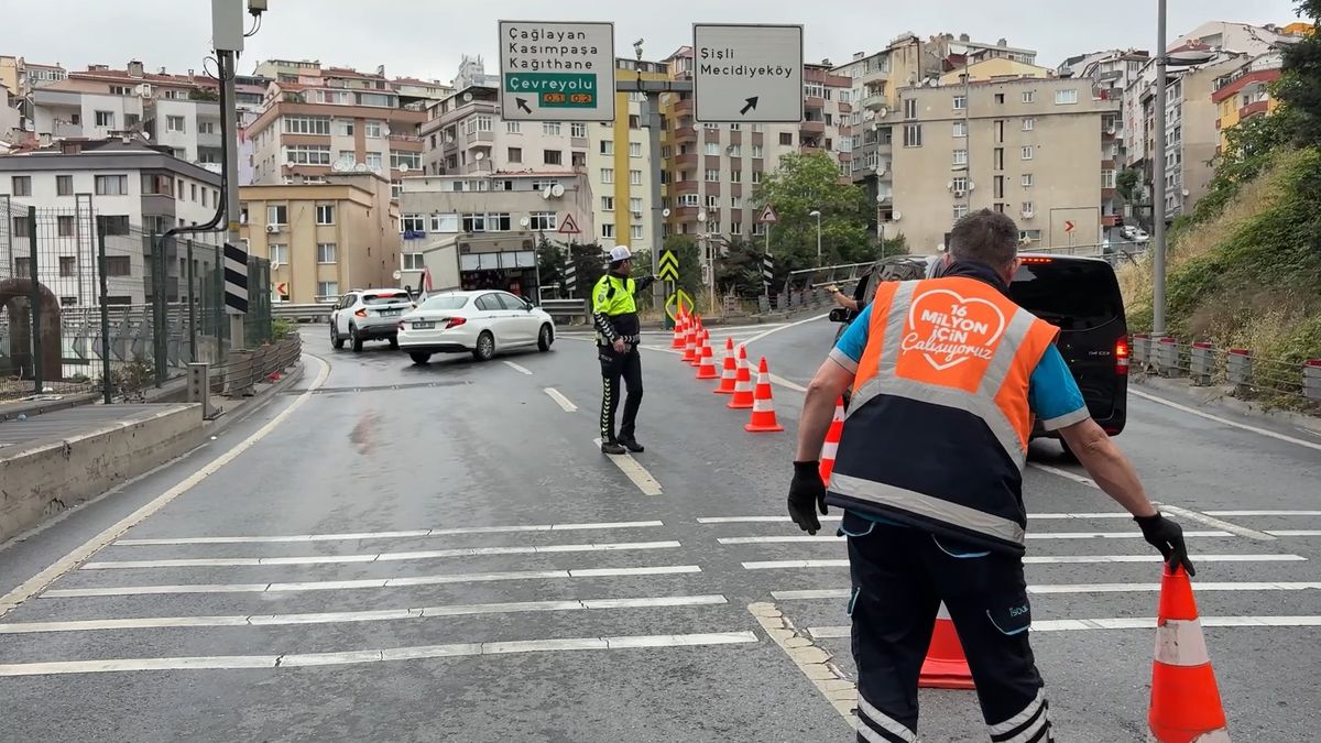 Şişli Bomonti Tünel çıkışında kamyonet devrildi; yol trafiğe kapandı