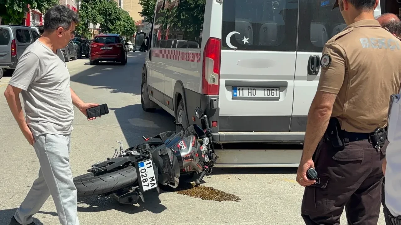 Otomobil çarptı, motosiklet minibüse savruldu! Kaza anı kamerada