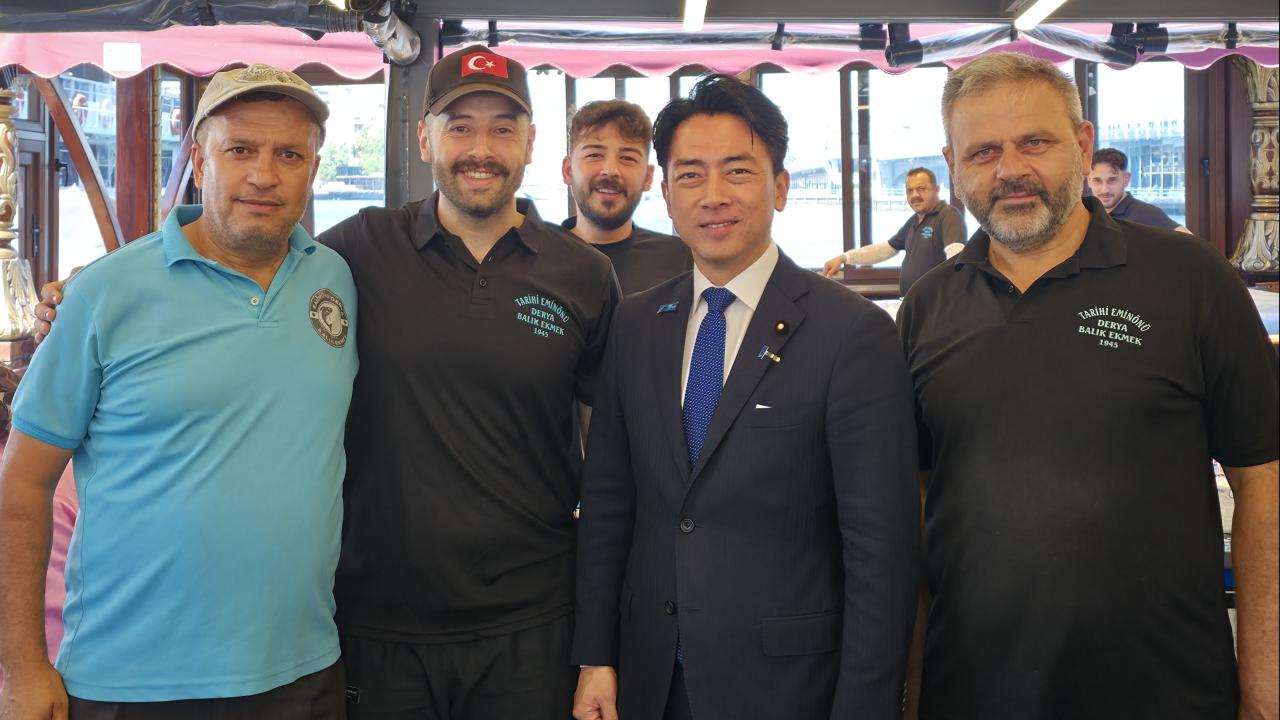 Japonya Savunma Bakanı Koizumi Eminönü'nde balık ekmek yedi