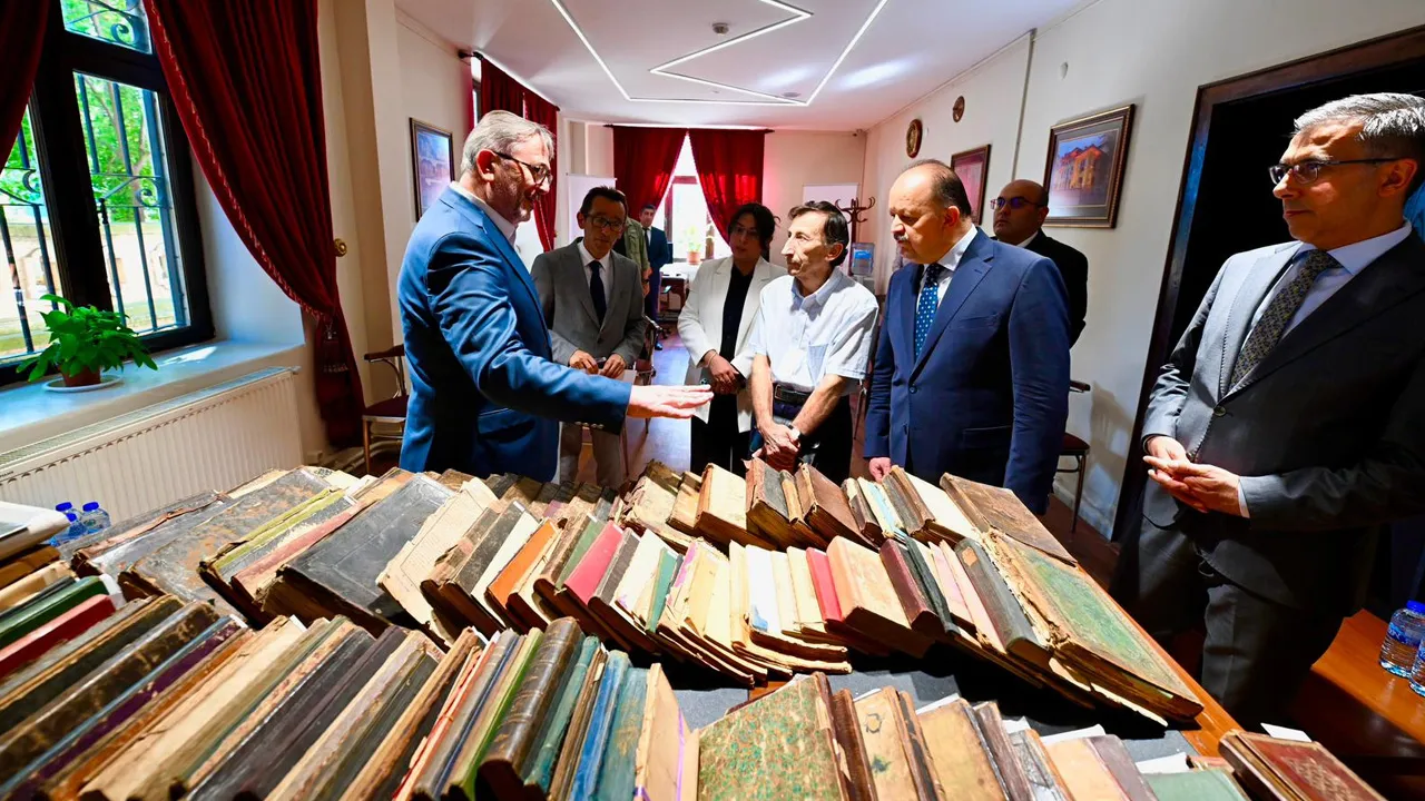 Aralarında nadir eserler var: Özengicioğlu'nun kitap koleksiyonu TÜYEK'e bağışlandı