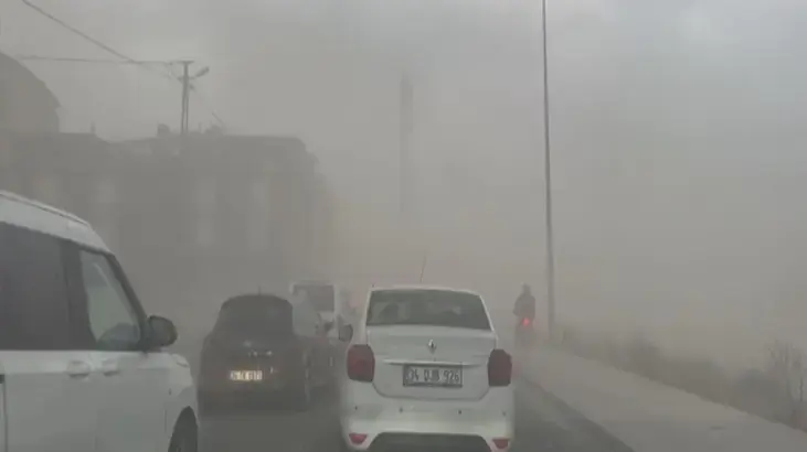 Meteoroloji uyarmıştı! İstanbul'da fırtına etkili oldu, ağaçlar devrildi