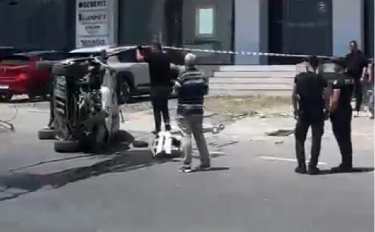 Avcılar'da korkutan kaza! Ters dönen araçta sıkışan sürücüyü vatandaşlar kurtardı