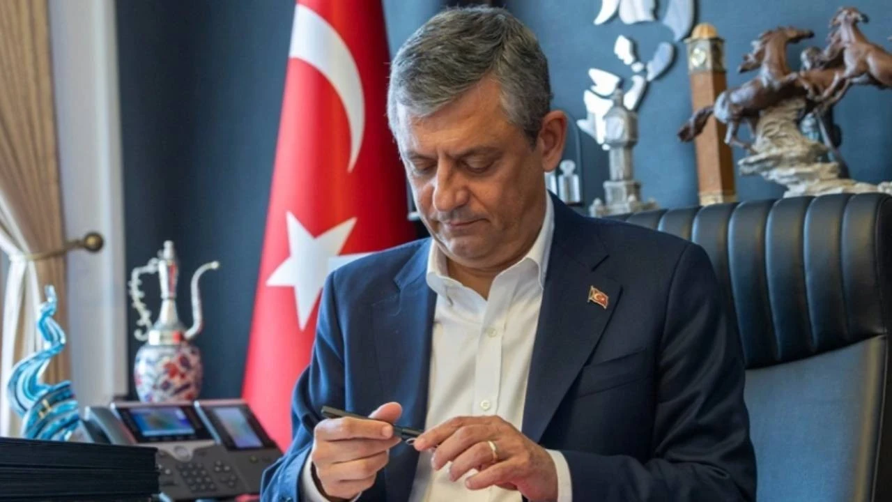 Özgür Özel'in istifa videosunda dikkat çeken detay: Rozeti çıkarıp, imzayı attı