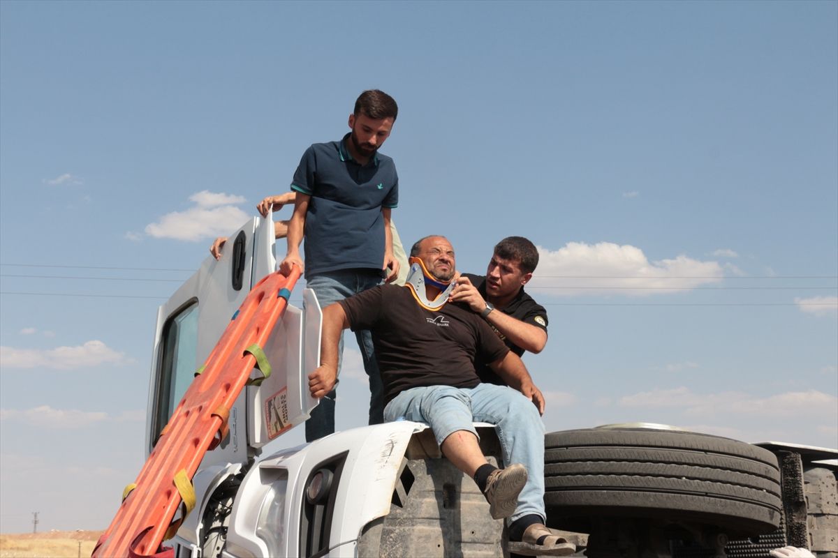 Şırnak'ta devrilen tırın sürücüsü yaralandı
