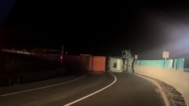 Bolu Dağı'nda askeri mühimmat yüklü TIR devrildi: Bölge güvenlik şeridine alındı