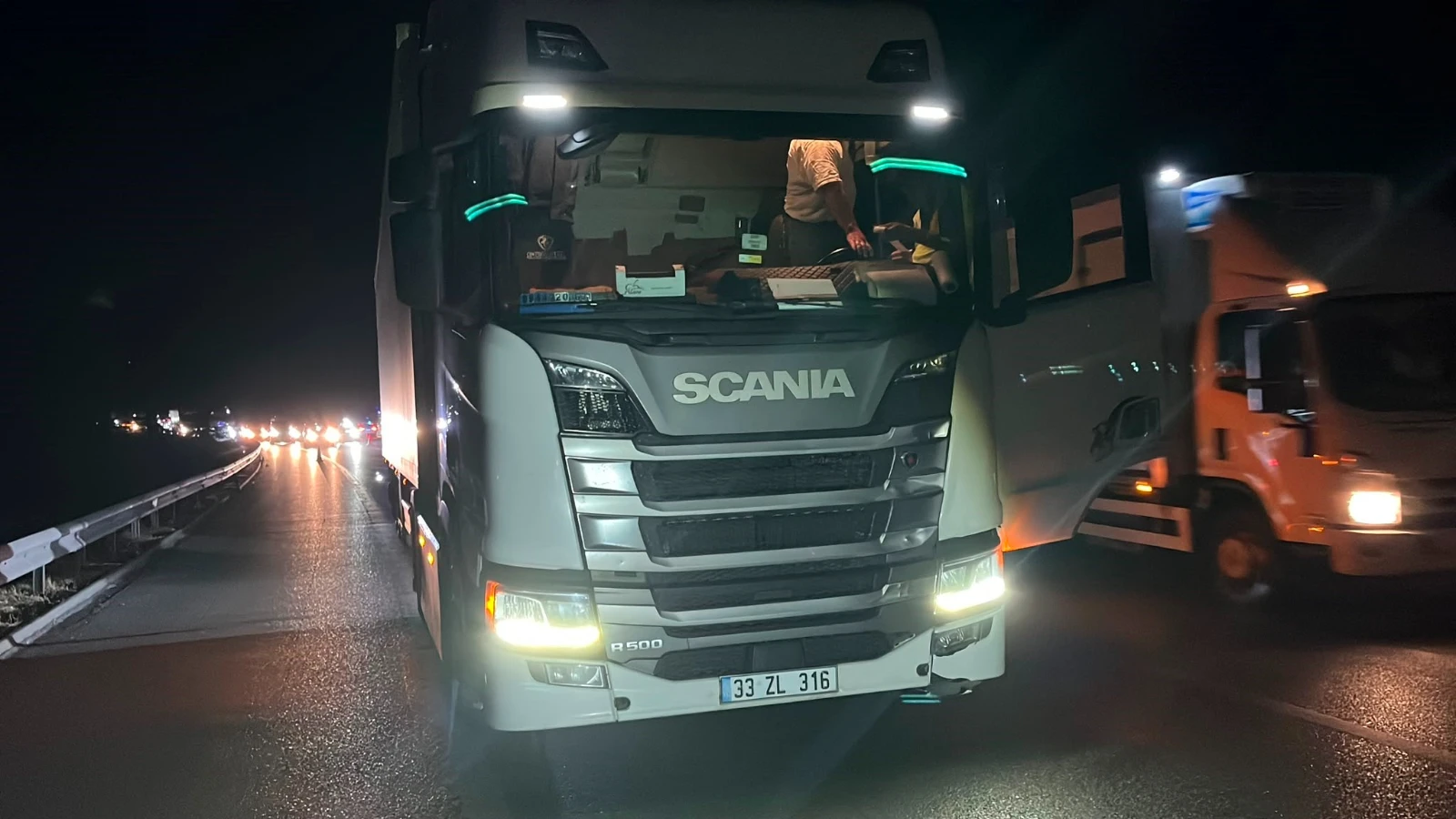 Otobanda yolun karşısına geçerken tır çarpan şahıs hayatını kaybetti