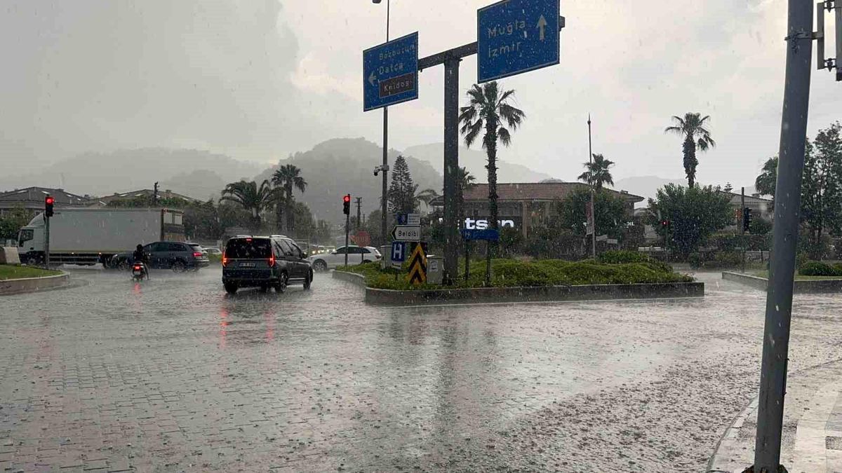 Marmaris'te sağanak yağış hayatı olumsuz etkiledi