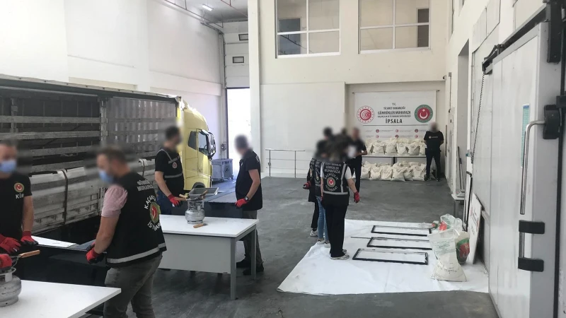 Ticaret Bakanlığı: İpsala'da piyasa değeri 3 milyar TL olan uyuşturucu bulundu