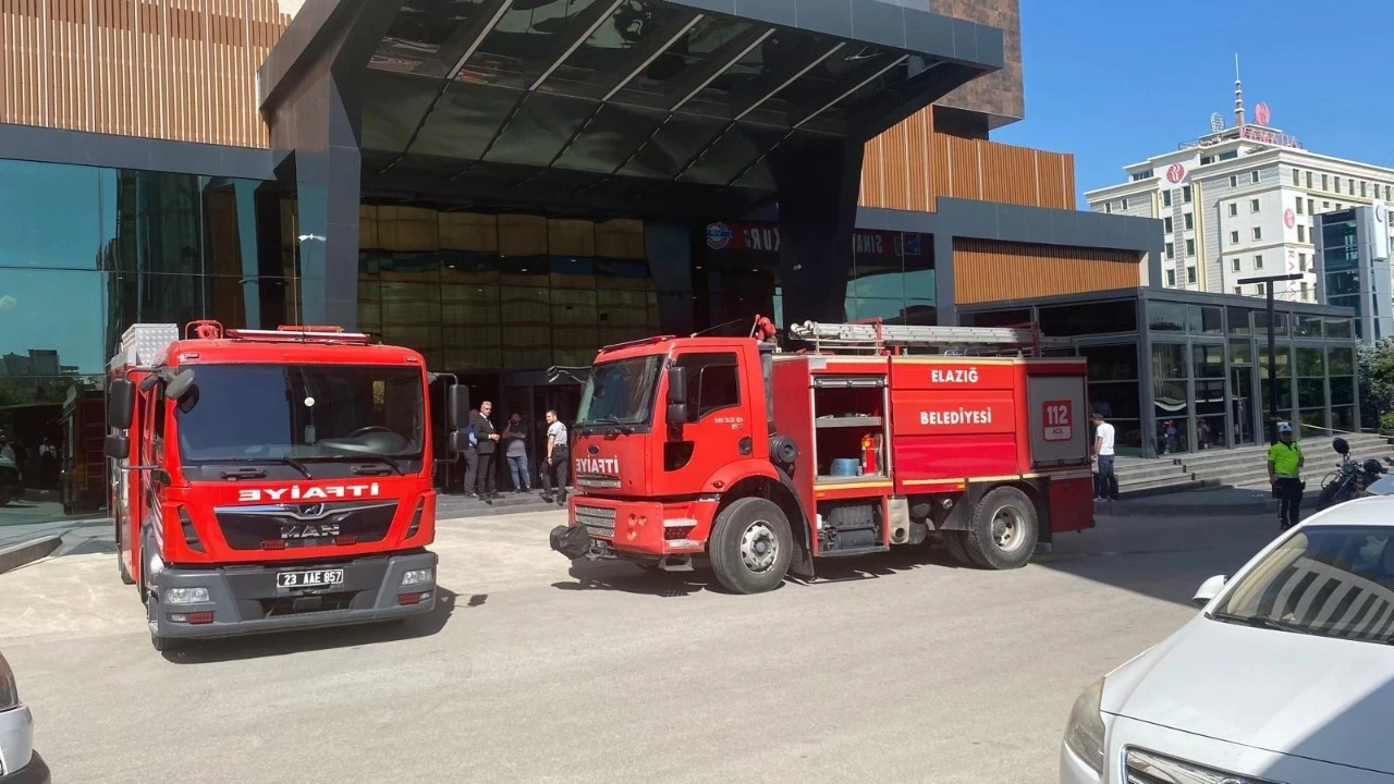 Otelin çatı katında çıkan yangında 10 kişi dumandan etkilendi