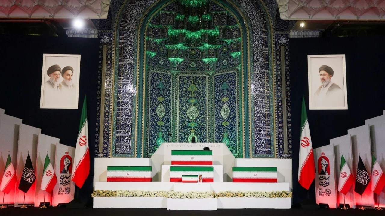 İran'ın savaşta öldürülen dini lideri Hamaney için dev cenaze töreni