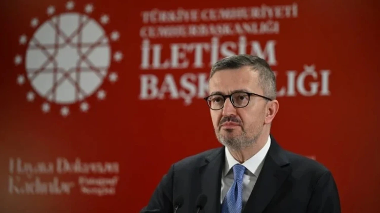 İletişim Başkanı Duran, karne alan öğrencileri tebrik etti