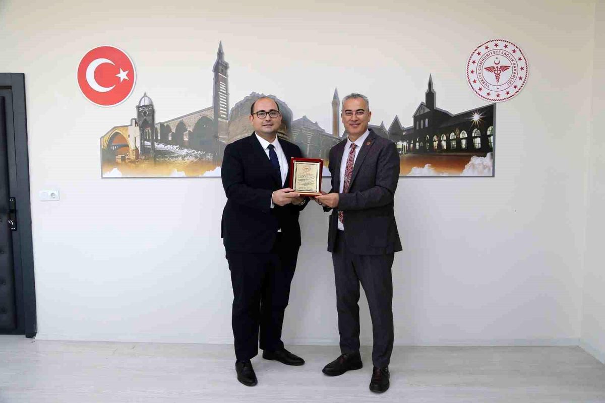 Diyarbakır Sağlık Müdürü Emre Asiltürk'ten Dicle İlçe Sağlık Müdürü Uzm. Dr. Fırat Köse'ye plaket