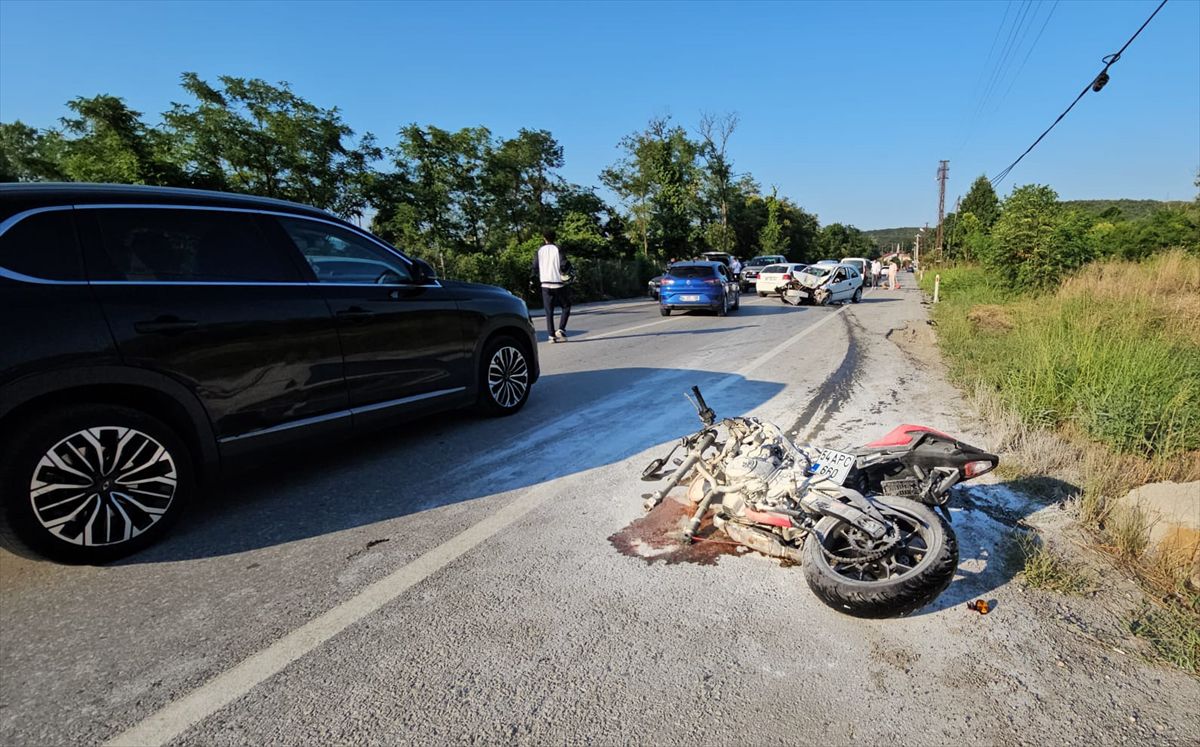 Sakarya'da otomobil ile motosikletin çarpıştığı kazada 1'i ağır 2 kişi yaralandı