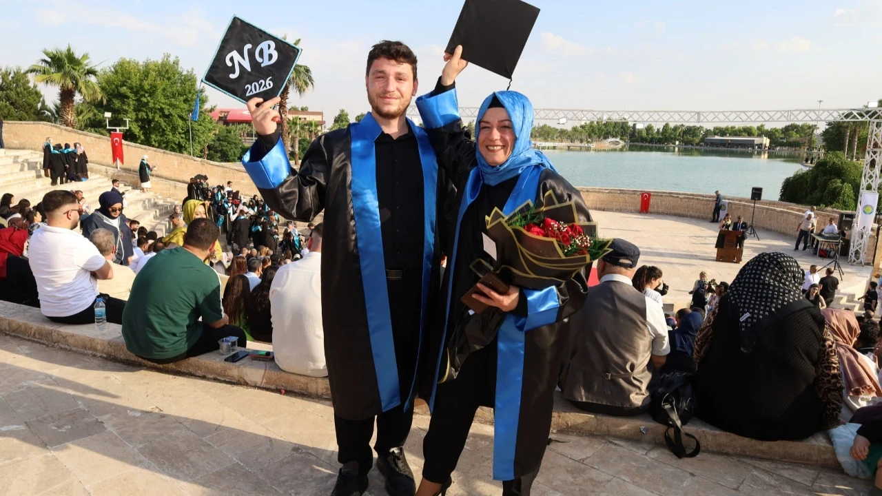 Anne ve oğul üniversitede 4 yıl boyunca aynı sırayı paylaştılar