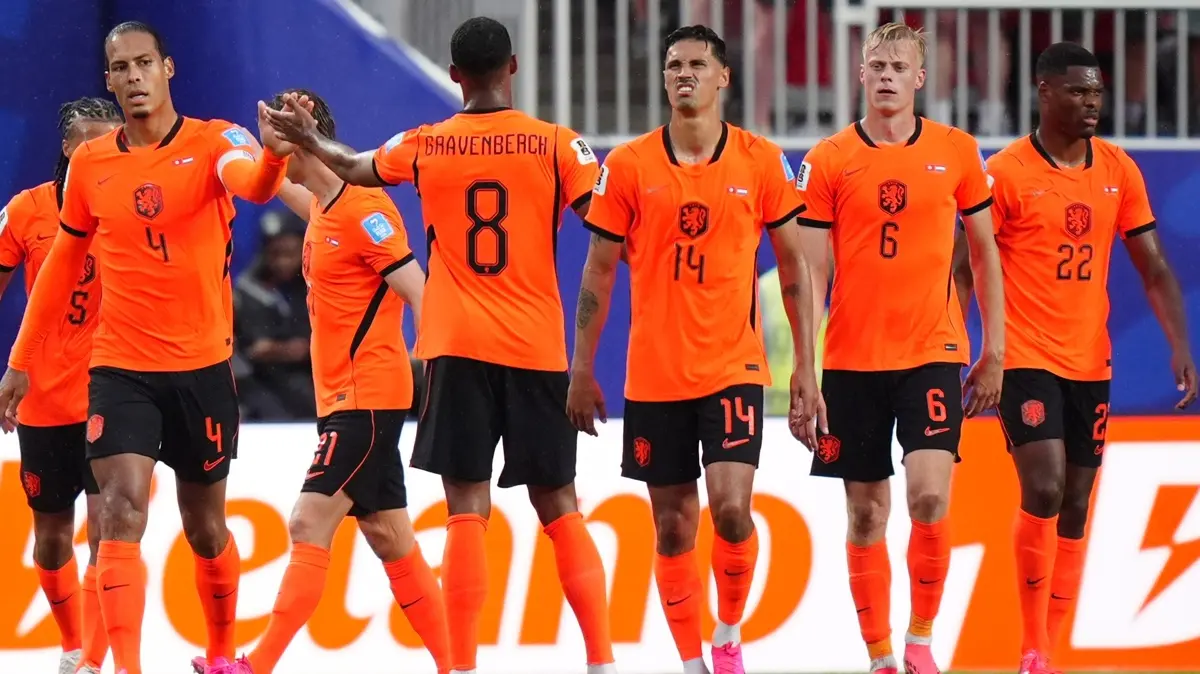 Hollanda gruptan lider çıktı