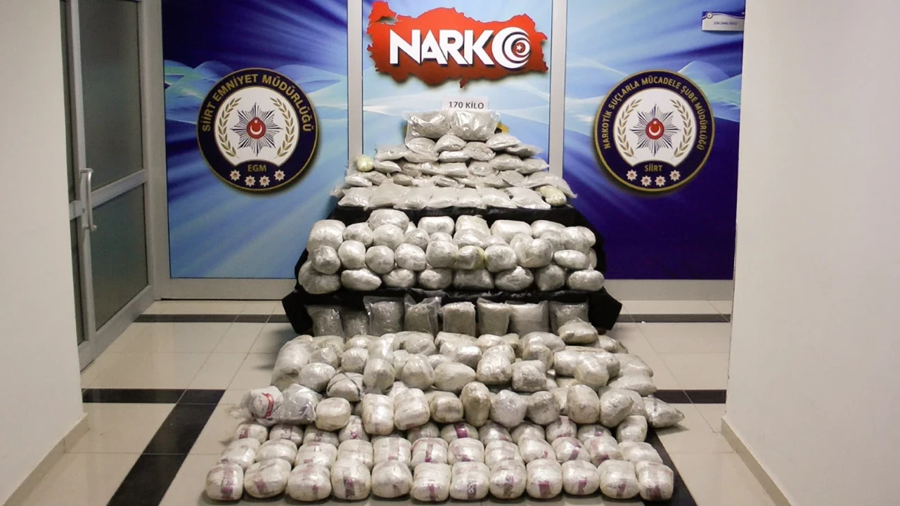 Siirt'te durdurulan tırdan 170 kilo esrar çıktı