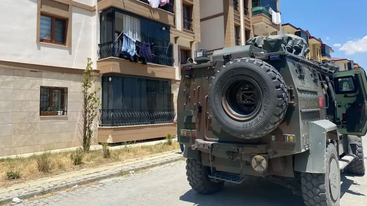 Anne ve babasını rehin aldı! Özel harekat sevk edildi