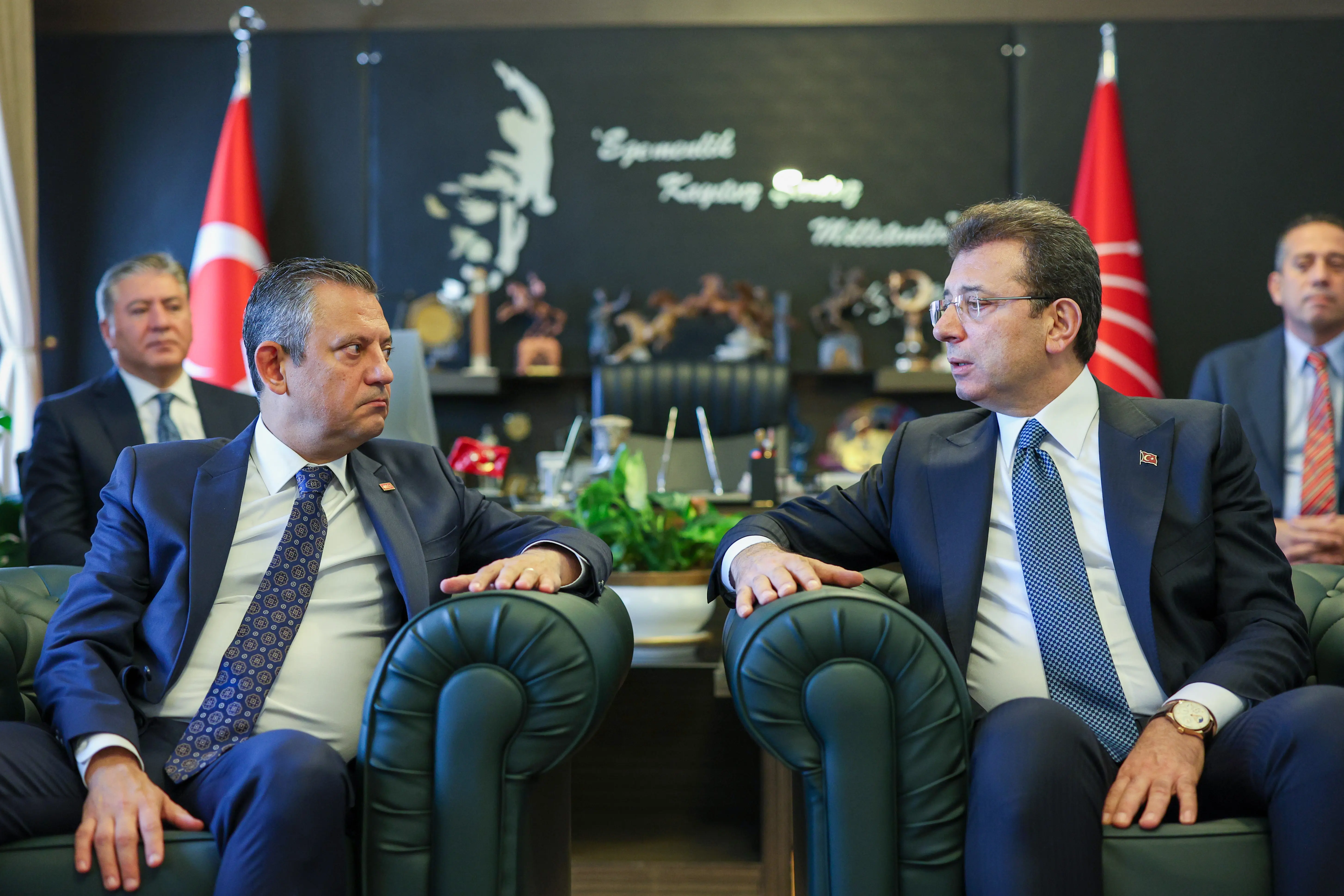 CHP'de sosyal medya savaşları... Özel ve İmamoğlu takipten çıkarıldı