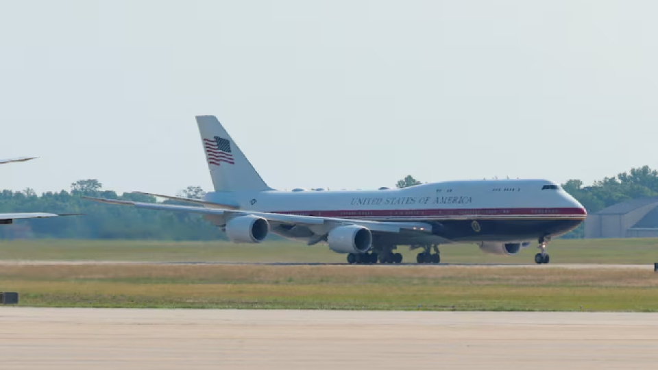 Trump'ın yeni başkanlık uçağının öncekinde bulunan bazı savunma önlemlerine sahip olmadığı iddiası
