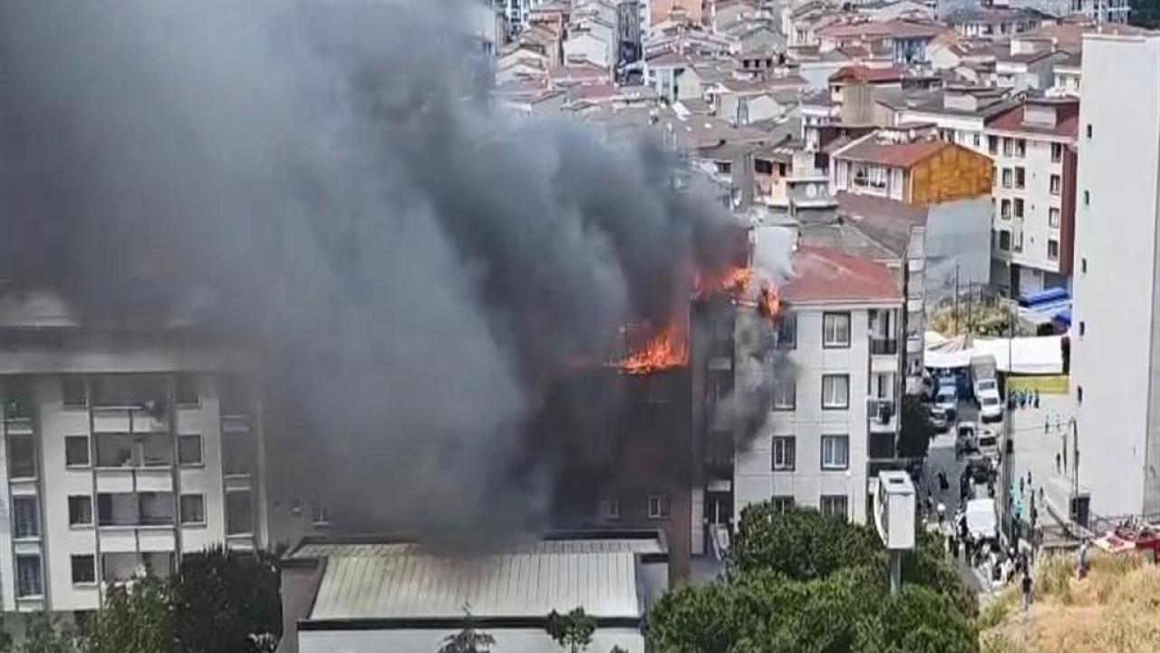 Esenyurt'ta 4 binanın çatısında yangın çıktı