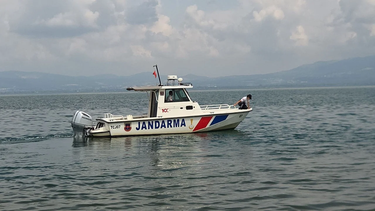 2 genç serinlemek için girdikleri gölde kayboldu