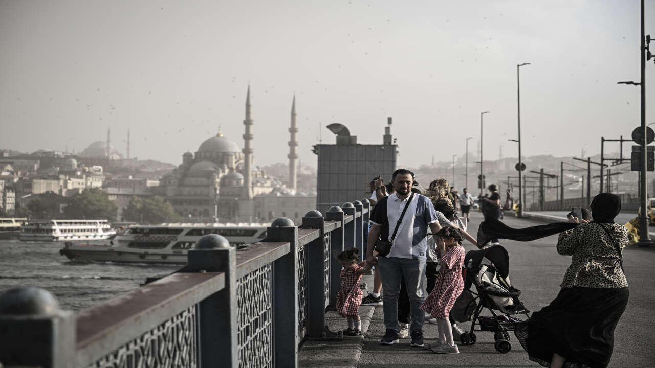 İstanbul'da fırtına ağaçları devirdi, çatıları uçurdu