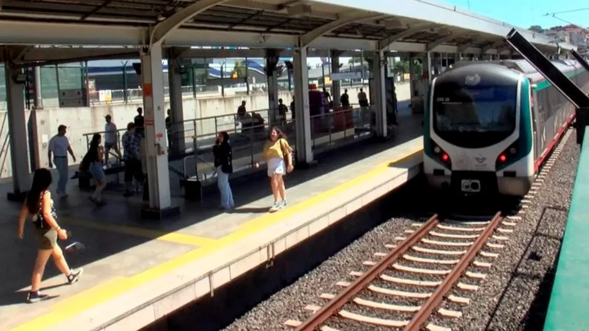 Marmaray'da raylara oturan yolcu trenin altında sıkıştı! Güvenlik görevlileri kurtardı
