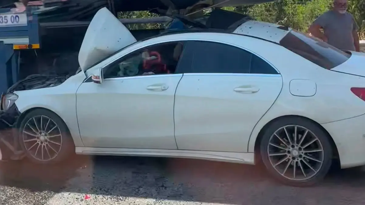Otoyolda ilginç kaza! Otomobil tekneyle çarpıştı