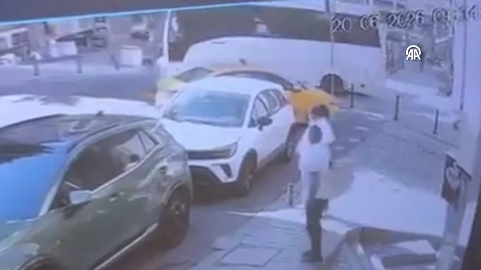 Fatih'te geri geri kayan otobüs dükkana daldı: O anlar kamerada
