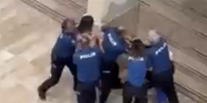 Polisin önünde kadın kavgası