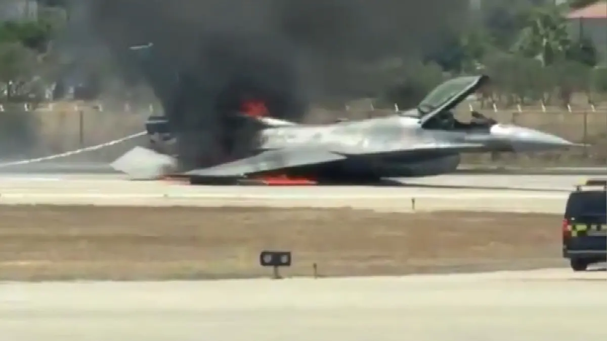 Yunan F-16'sı acil iniş yaptı: Kısa sürede alev aldı