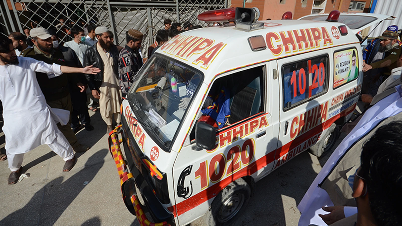 Pakistan’da bir araç camiye daldı: Çok sayıda ölü ve yaralı var