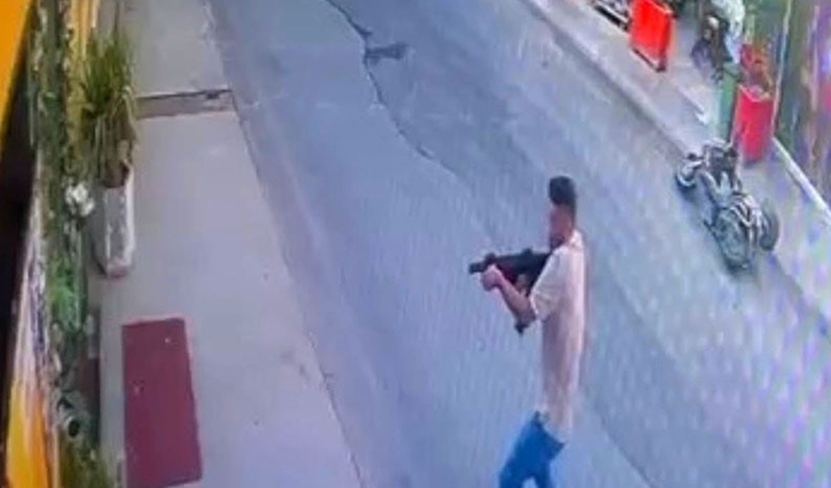 Sevgilisinin çalıştığı işletmeye tüfekle ateş açtı
