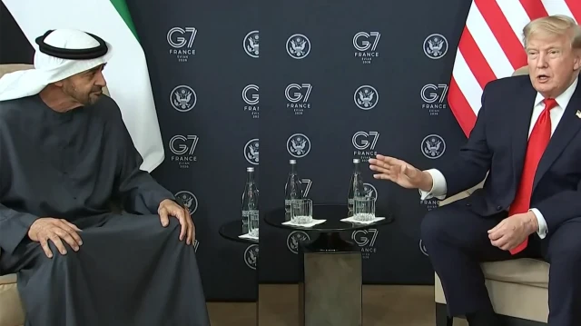 Trump'ın BAE lideri Al Nahyan'a sözleri salonu kahkahaya boğdu: Sessiz konuşmasına böyle takıldı