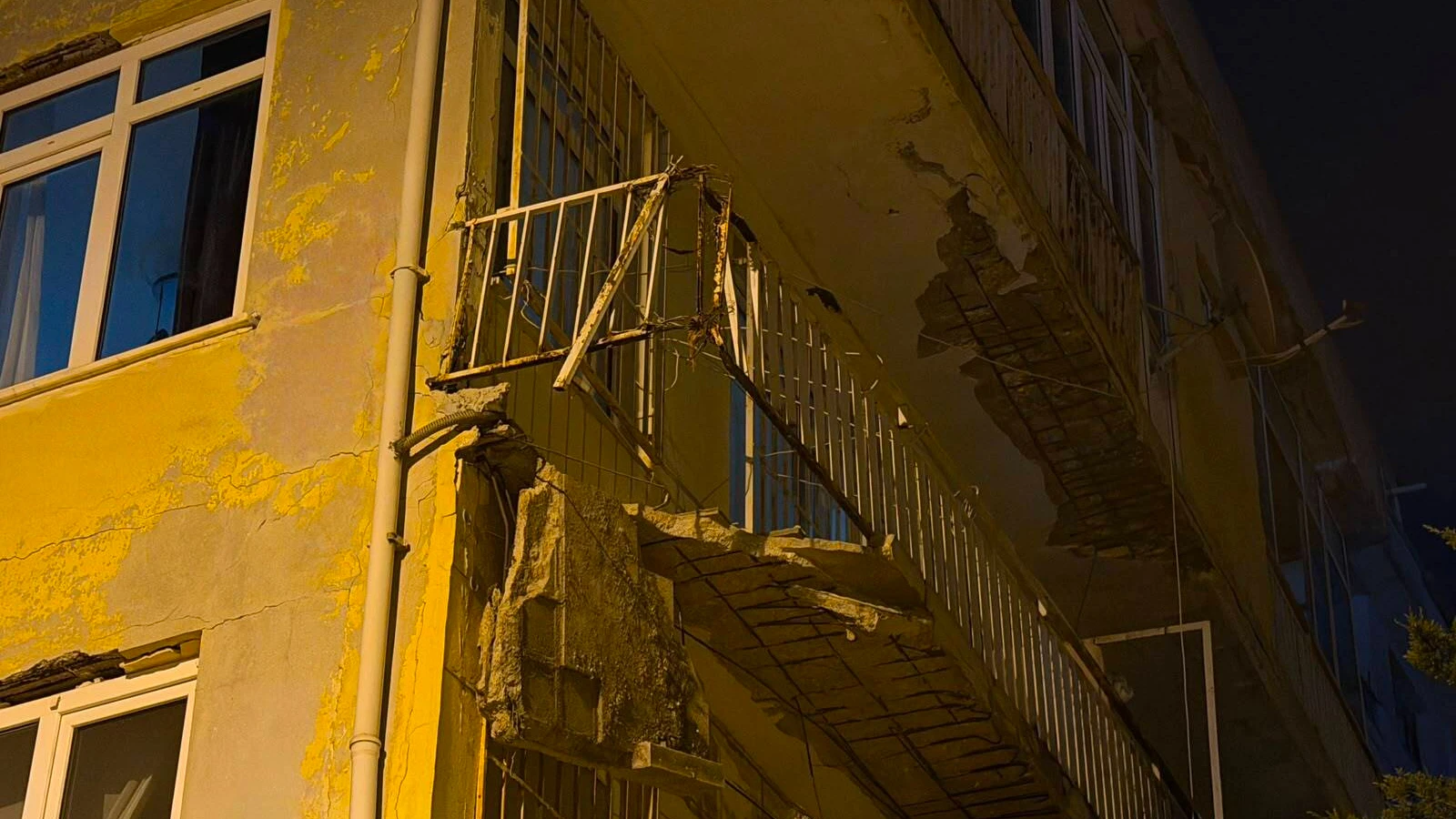 Üsküdar'da balkonunda çökme meydana gelen bina tahliye edildi
