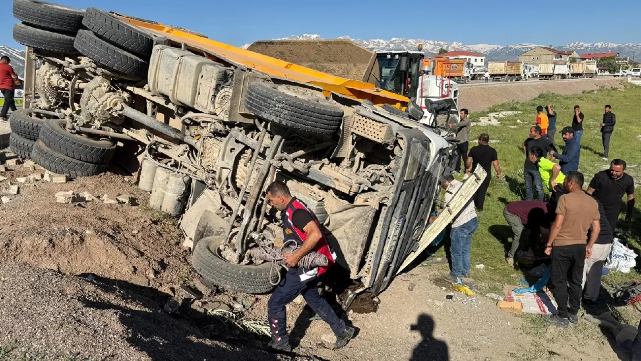 Hakkari'de feci kaza... Minibüs ile kamyon çarpıştı: Ölüler ve yaralılar var!