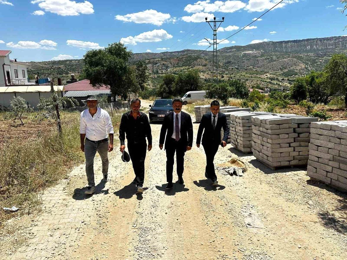 Kaymakam Aslan, deprem konutlarında incelemelerde bulundu